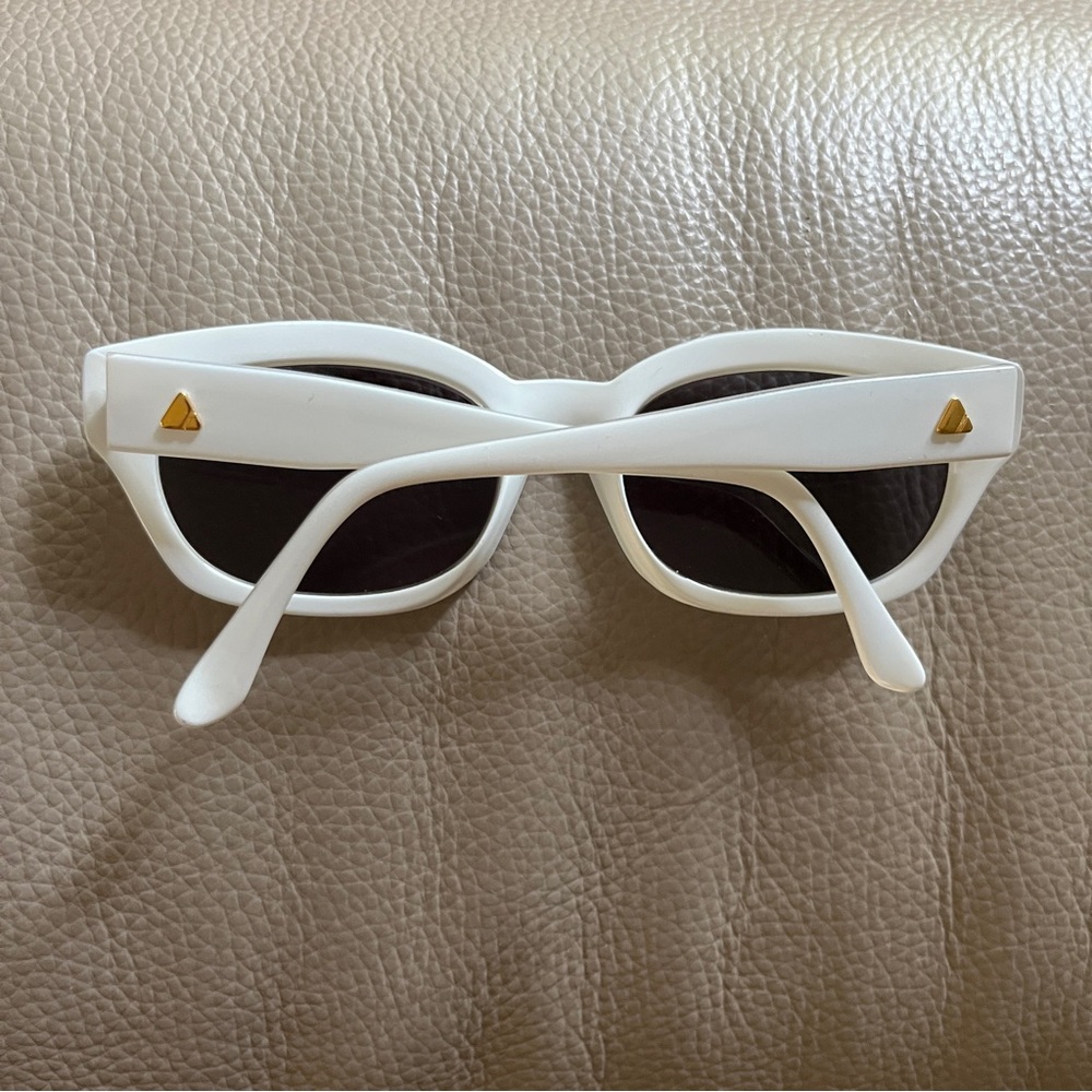 LIZ CLAIBORNE UV Sunglasses Oval Square White Plastic Gold Accent Italy Made Vtg - Picture 2 of 16
